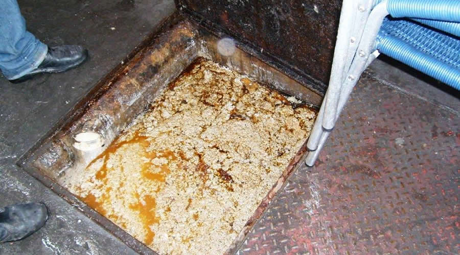 Limpeza de Caixa de Gordura com a Desentupidora Profissional
