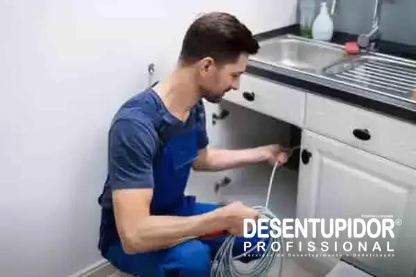 Os produtos químicos são a melhor solução para desentupir canos