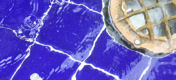 Imagem Ralo com agua voltando
