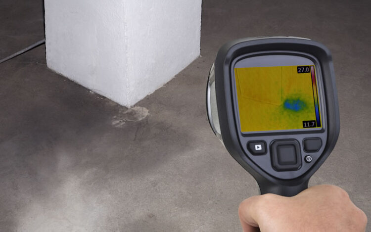 O truque usado para achar vazamentos invisíveis sem quebrar nada