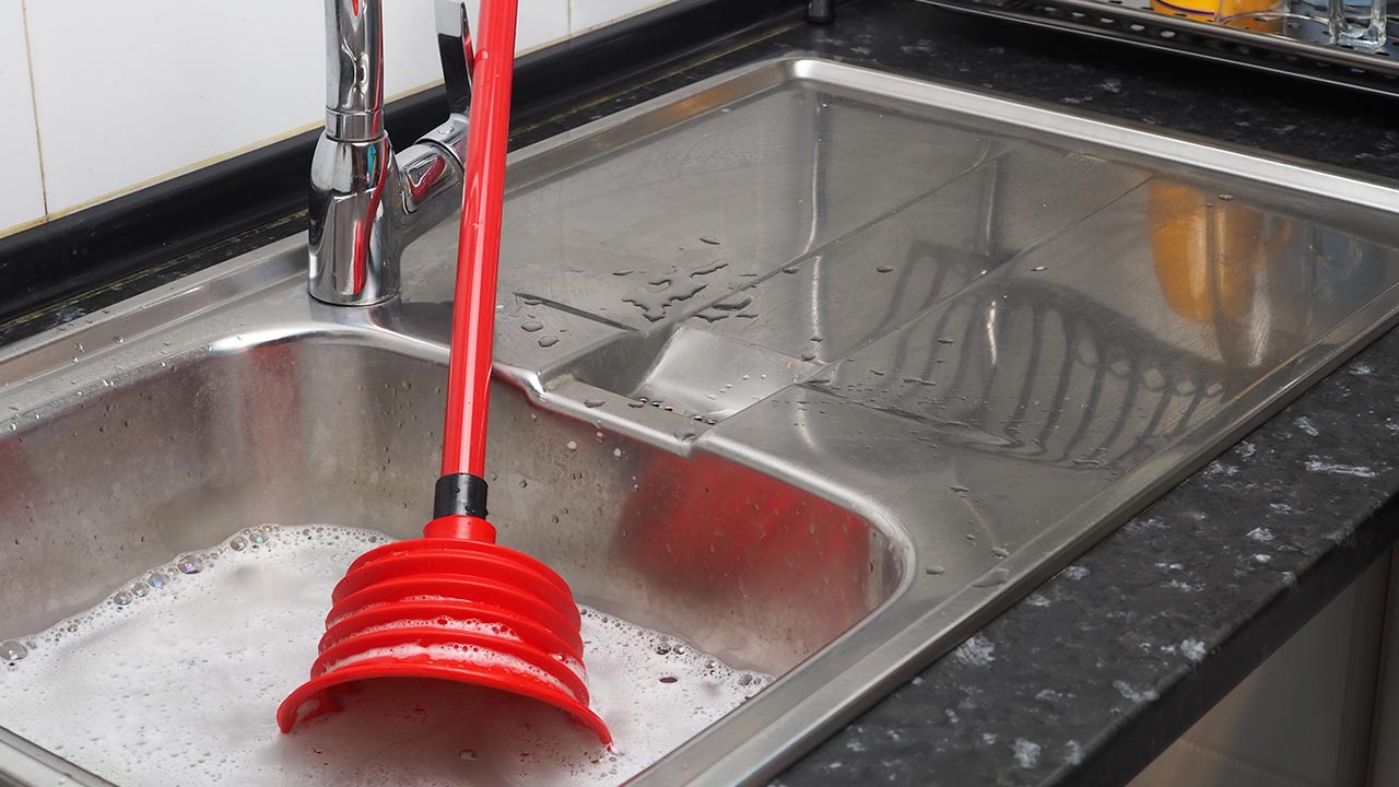 que é bom para desentupir pia de cozinha