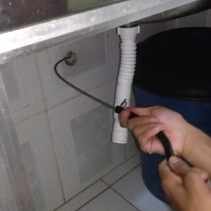 Como desentupir um cano que tem curva?