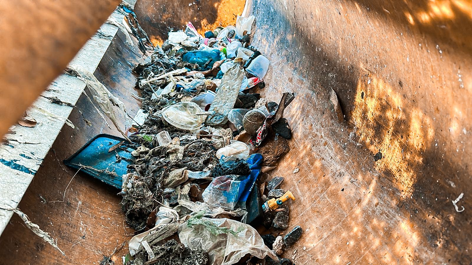 Impacto Ambiental do Descarte Inadequado de Resíduos no Esgoto Urbano de São Paulo